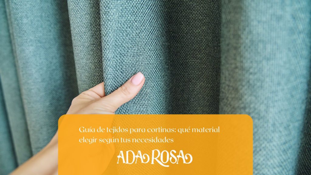 Imagen de cortina de color azul usada como fondo para guía de tejidos para cortinas