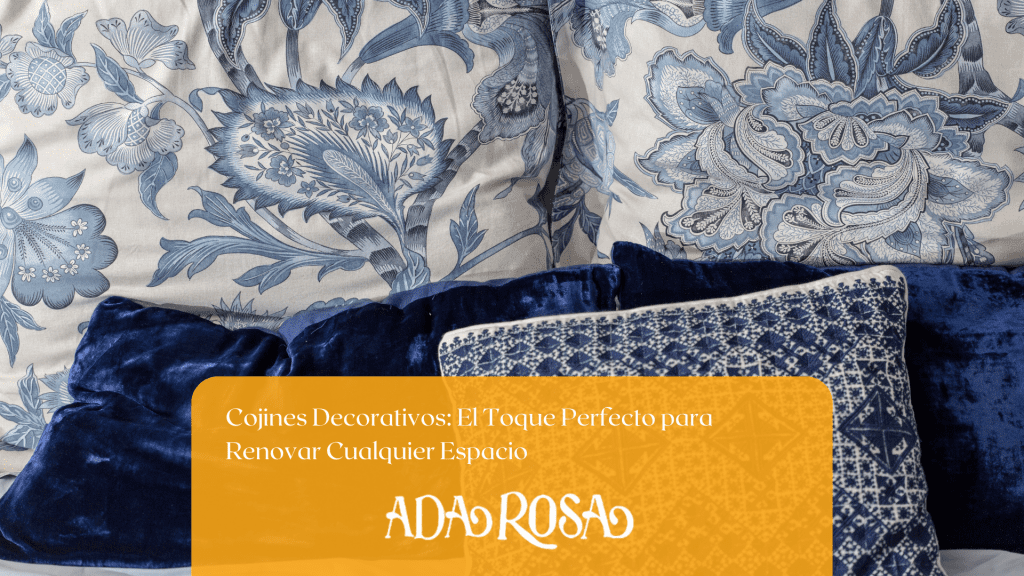 imagen de pared tapizada y cojines color azul usada como fondo para blog de adarosa
