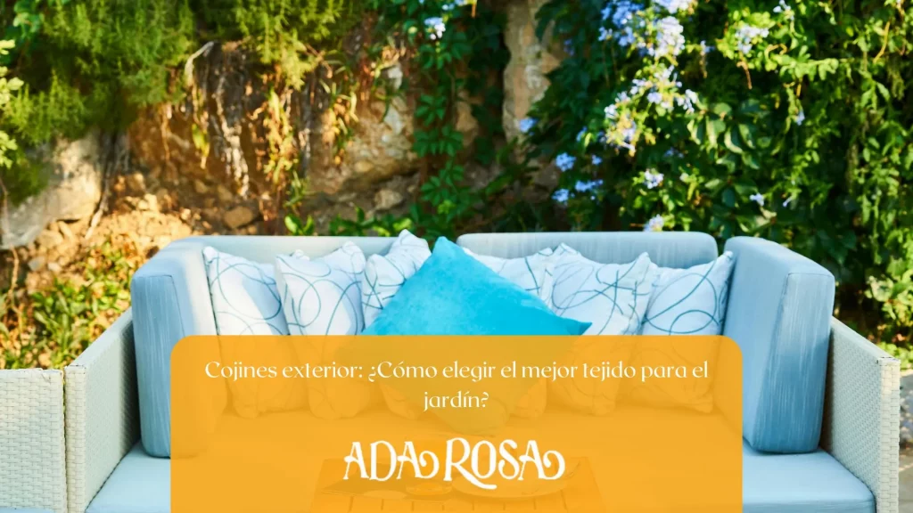 Cojines exterior en un jardín color azul