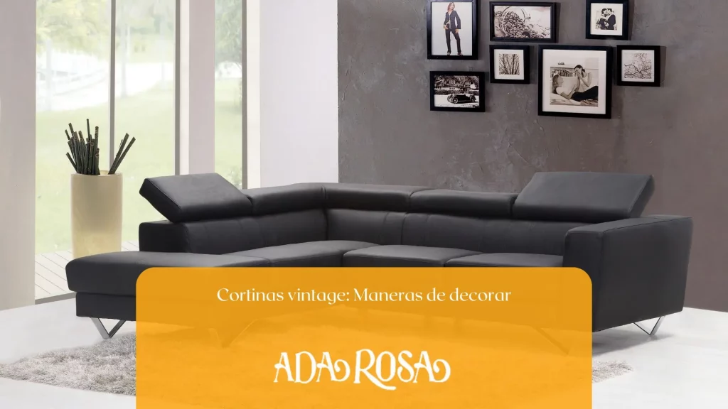 Salón amplio con sofá grande de color negro, gran ventanal una alfombra en el suelo y con pared decorada con cuadros, utilizada de fondo en un blog de AdaRosa.