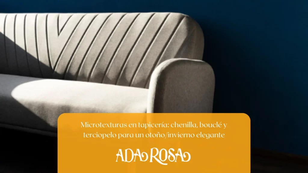 Sofá tapizado en bouclé y cojines de terciopelo en ambiente otoñal elegante