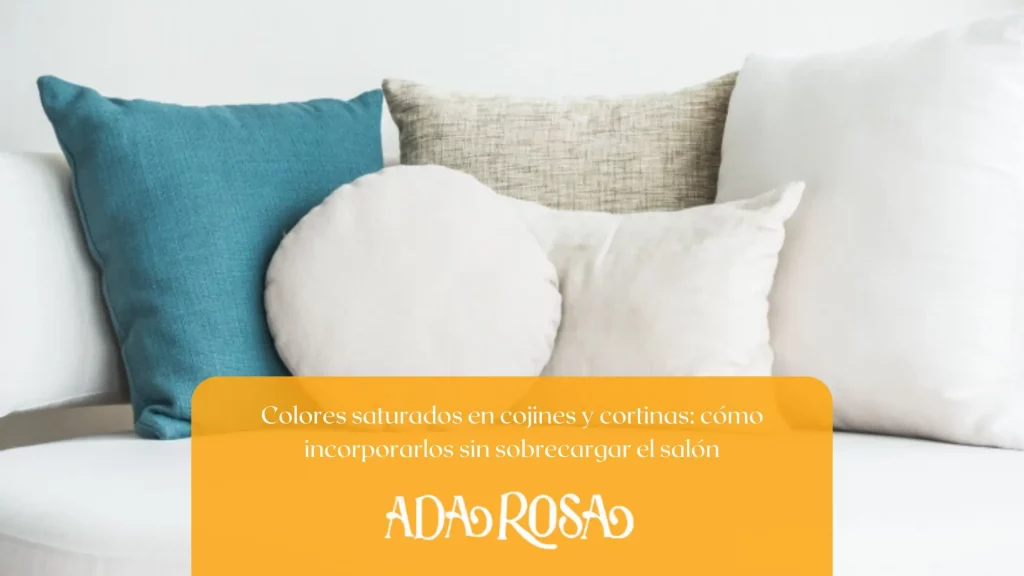 Decoración de salón con cojines y cortinas en colores saturados sin sobrecargar el ambiente
