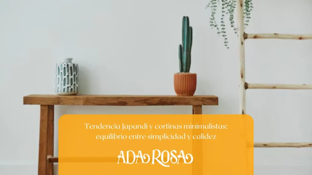 Cortinas minimalistas en un salón de estilo Japandi con equilibrio entre simplicidad y calidez