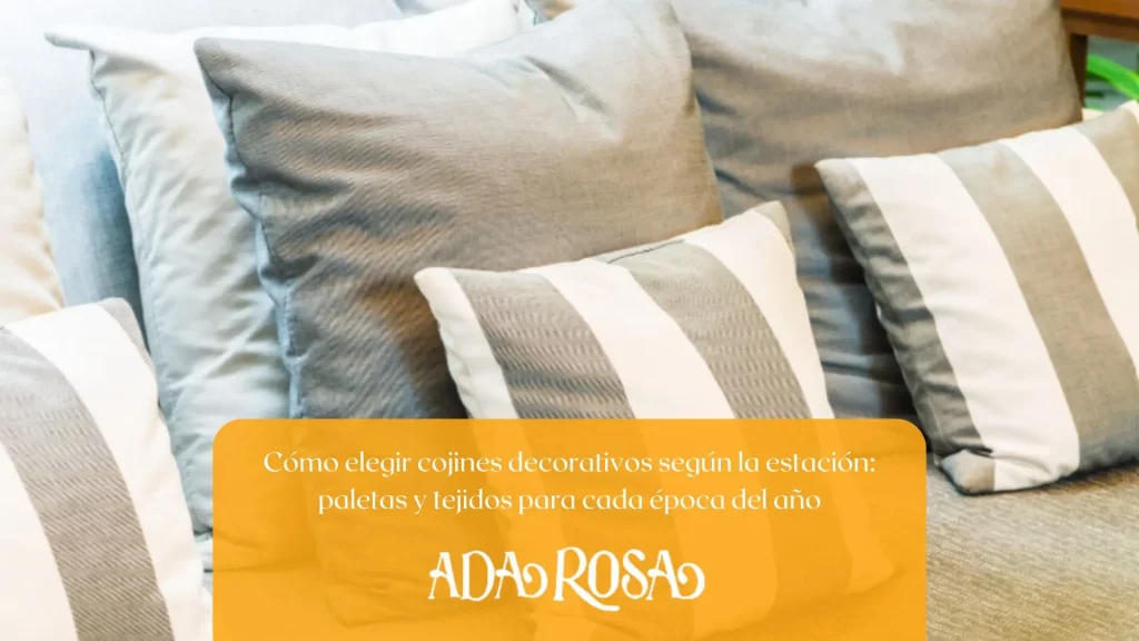 Sofá con cojines decorativos adaptados a las estaciones del año con diferentes colores y tejidos
