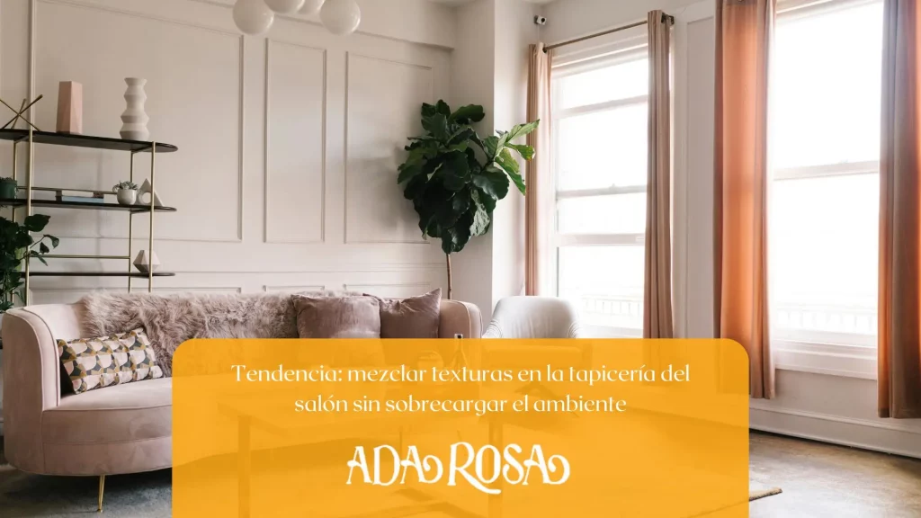 Salón con sofás, cojines y butacas que combinan texturas en tapicería de forma equilibrada y elegante