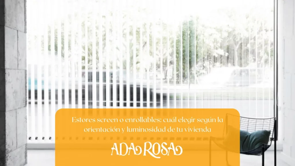 Estores enrollables y screen combinados para controlar la luz en un salón mediterráneo