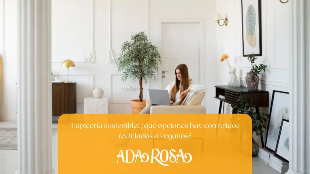 Sofá tapizado con materiales reciclados y tejidos veganos en un salón sostenible